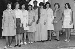 Derek und Lydias neun Töchter kommen zur Beerdigung von Lydia, 1975