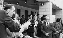 Derek Prince liest aus der Schrift vor Premierminister Menachem Begin, 1984