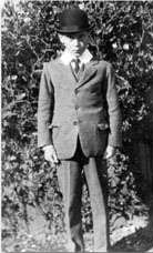 Derek Prince beim Eintritt in die Boarding School, 1924