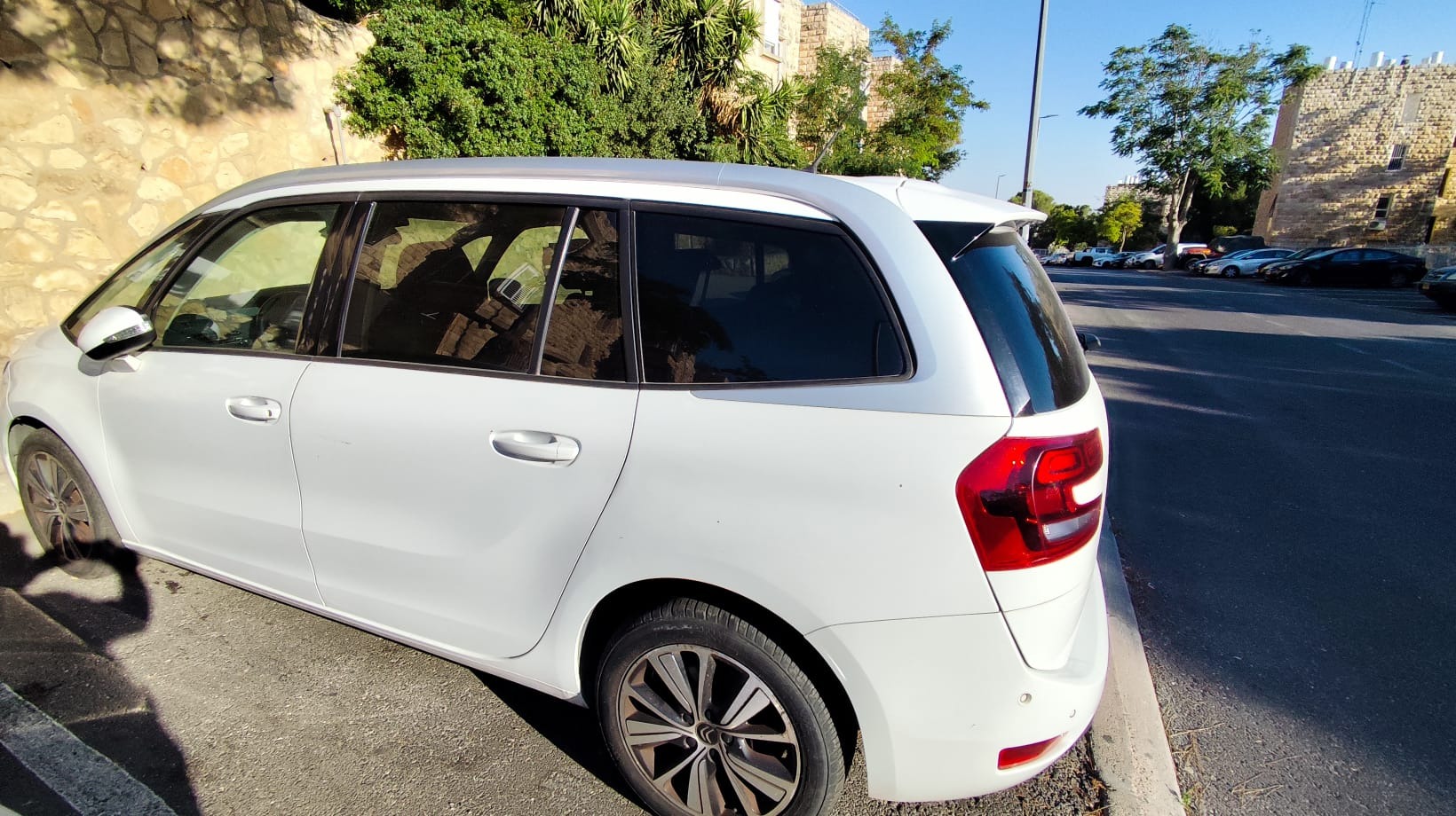 Der zusätzliche weiße Citroën C4 für die Buchverteilung in Israel